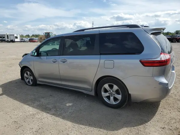 5TDKZ3DC0JS947073 2018 TOYOTA SIENNA - Image 2