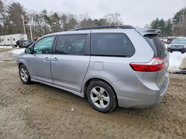5TDKZ3DC0JS947297 2018 TOYOTA SIENNA - Image 2