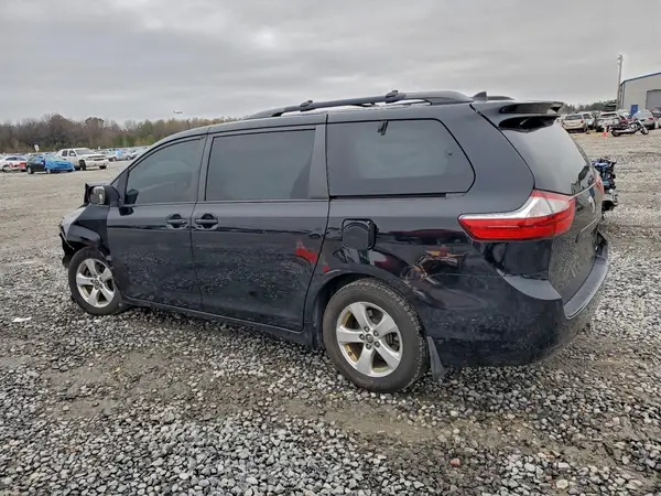 5TDKZ3DC0JS947994 2018 TOYOTA SIENNA - Image 2