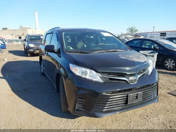 5TDKZ3DC0JS948014 2018 TOYOTA SIENNA - Image 1