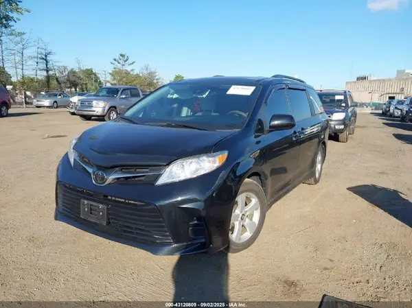 5TDKZ3DC0JS948014 2018 TOYOTA SIENNA - Image 2