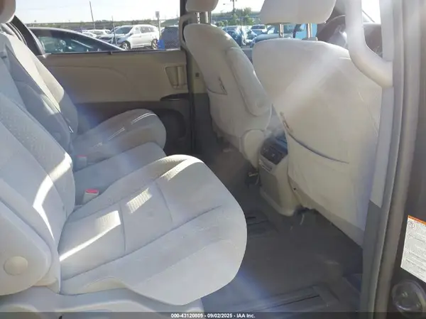 5TDKZ3DC0JS948014 2018 TOYOTA SIENNA - Image 8