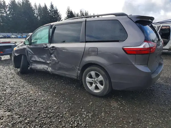 5TDKZ3DC0JS949194 2018 TOYOTA SIENNA - Image 2