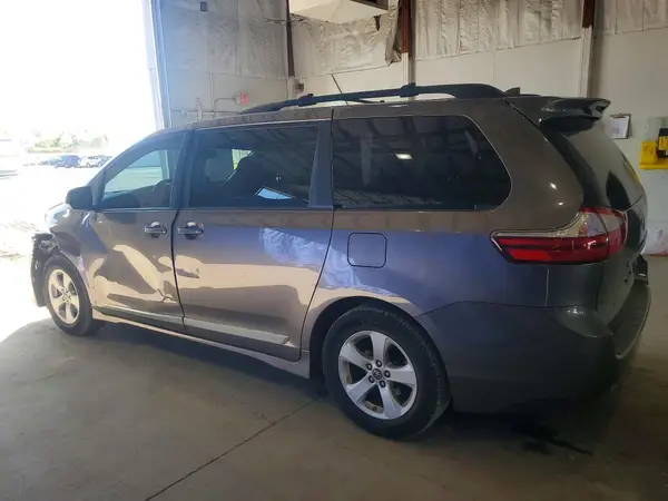 5TDKZ3DC0JS954461 2018 TOYOTA SIENNA - Image 2