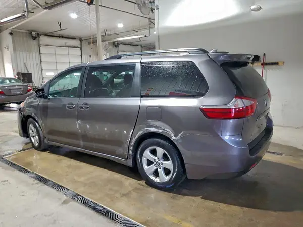 5TDKZ3DC0JS956209 2018 TOYOTA SIENNA - Image 2