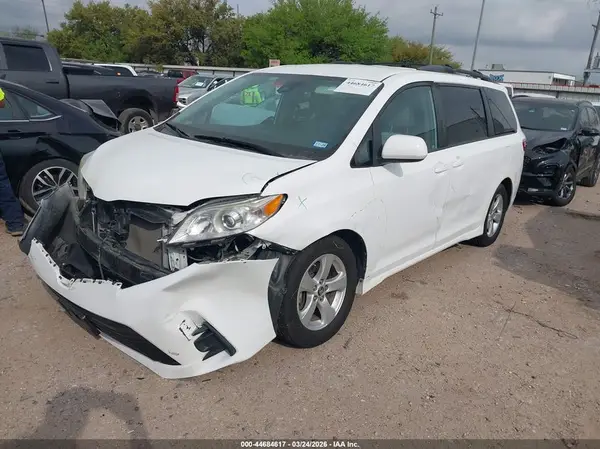 5TDKZ3DC0KS006918 2019 TOYOTA SIENNA - Image 2