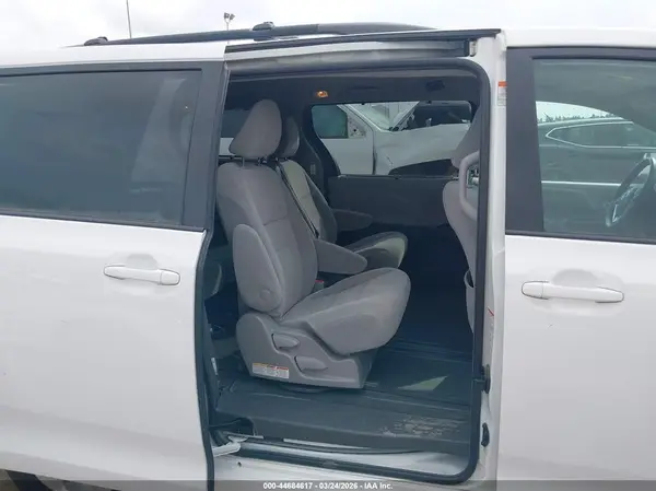 5TDKZ3DC0KS006918 2019 TOYOTA SIENNA - Image 8