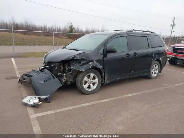 5TDKZ3DC0KS010452 2019 TOYOTA SIENNA - Image 2