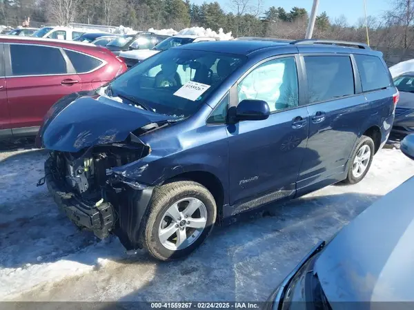 5TDKZ3DC0KS017417 2019 TOYOTA SIENNA - Image 2