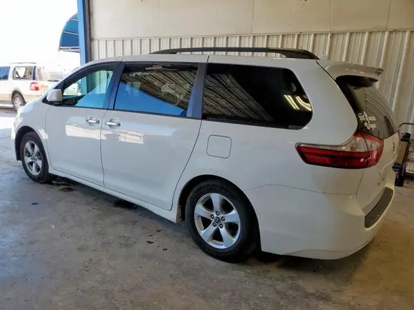 5TDKZ3DC0KS966224 2019 TOYOTA SIENNA - Image 2