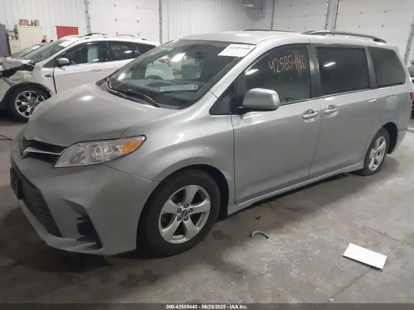 5TDKZ3DC0KS968135 2019 TOYOTA SIENNA - Image 2