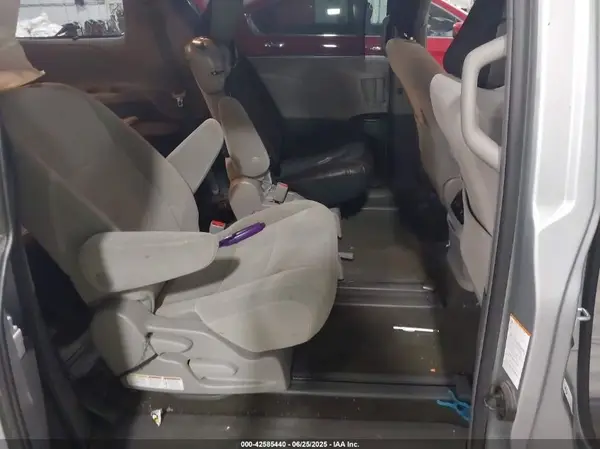 5TDKZ3DC0KS968135 2019 TOYOTA SIENNA - Image 8