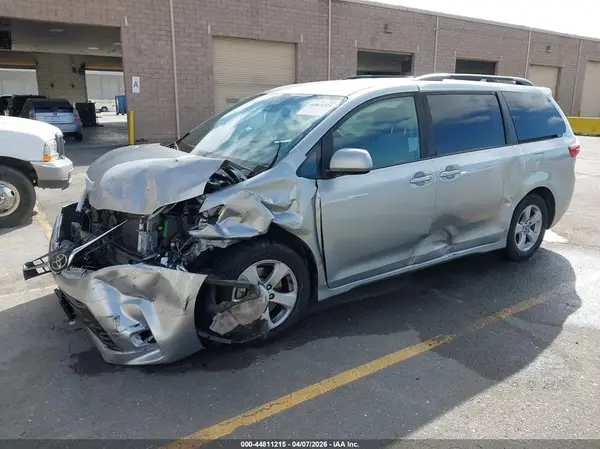 5TDKZ3DC0KS968412 2019 TOYOTA SIENNA - Image 2
