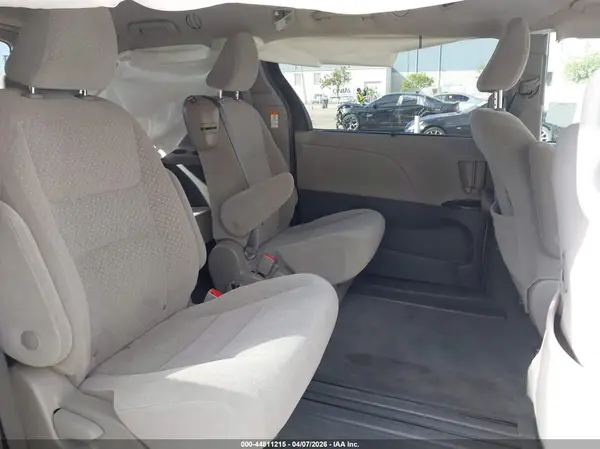 5TDKZ3DC0KS968412 2019 TOYOTA SIENNA - Image 8