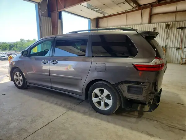 5TDKZ3DC0KS969110 2019 TOYOTA SIENNA - Image 2
