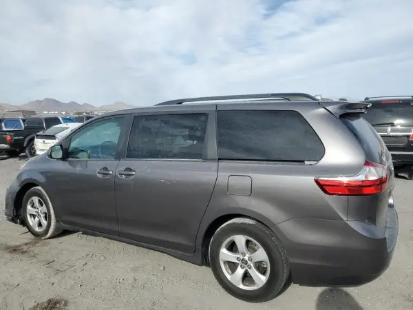 5TDKZ3DC0KS970516 2019 TOYOTA SIENNA - Image 2