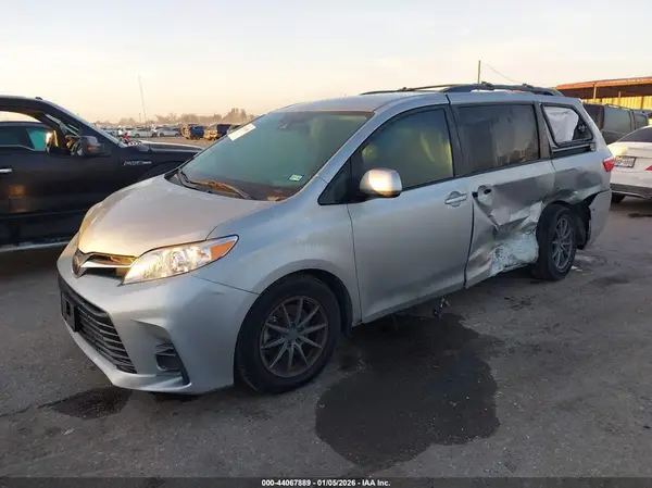 5TDKZ3DC0KS973044 2019 TOYOTA SIENNA - Image 2