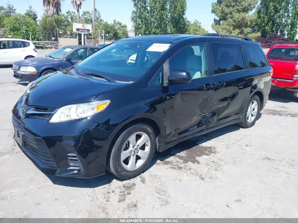 5TDKZ3DC0KS973786 2019 TOYOTA SIENNA - Image 2