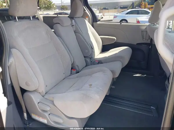 5TDKZ3DC0KS973786 2019 TOYOTA SIENNA - Image 8