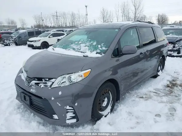 5TDKZ3DC0KS978941 2019 TOYOTA SIENNA - Image 2