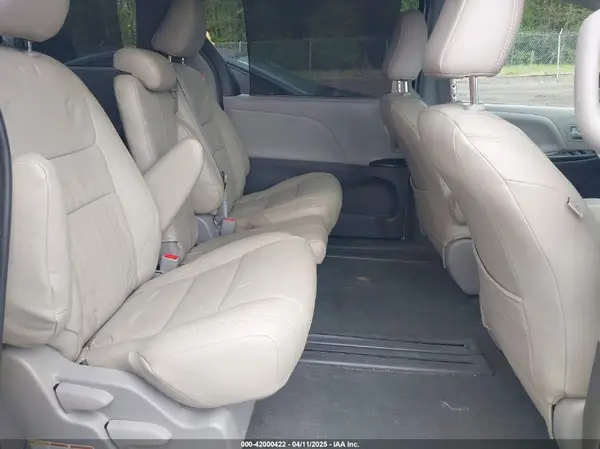 5TDKZ3DC0KS980821 2019 TOYOTA SIENNA - Image 8