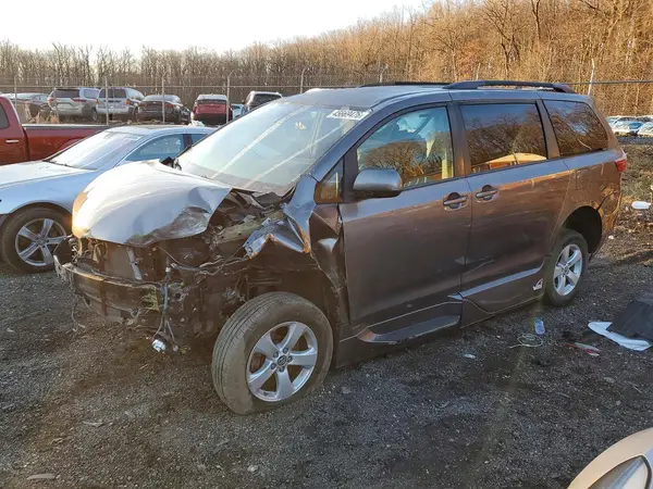 5TDKZ3DC0KS983931 2019 TOYOTA SIENNA - Image 1