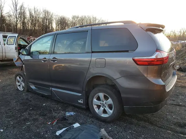 5TDKZ3DC0KS983931 2019 TOYOTA SIENNA - Image 2