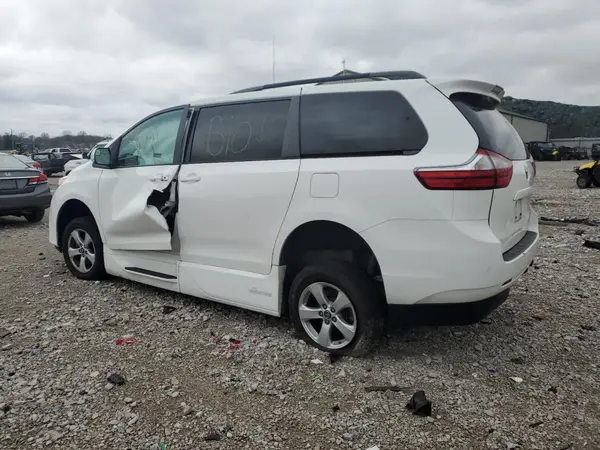 5TDKZ3DC0KS984058 2019 TOYOTA SIENNA - Image 2