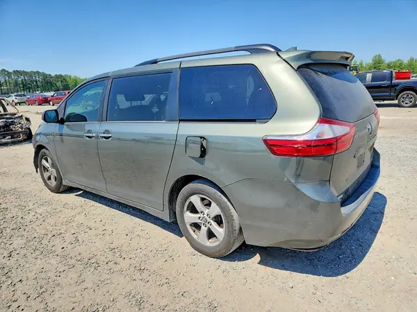 5TDKZ3DC0KS986151 2019 TOYOTA SIENNA - Image 2