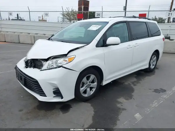 5TDKZ3DC0LS044909 2020 TOYOTA SIENNA - Image 2