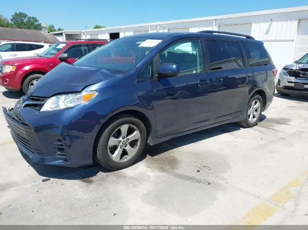 5TDKZ3DC0LS047826 2020 TOYOTA SIENNA - Image 2