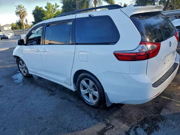 5TDKZ3DC0LS081149 2020 TOYOTA SIENNA - Image 2
