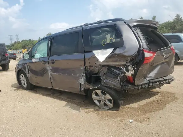 5TDKZ3DC1HS770883 2017 TOYOTA SIENNA - Image 2
