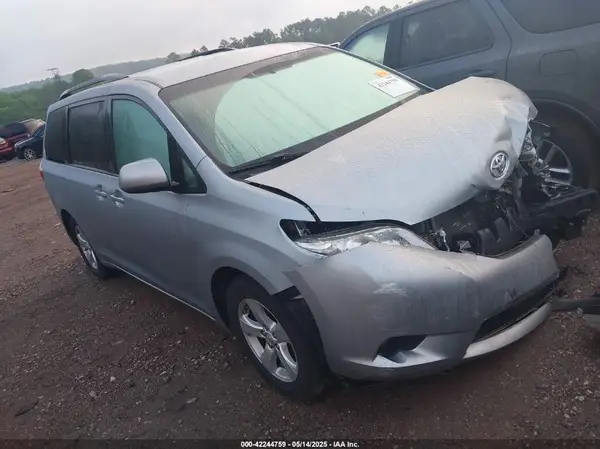 5TDKZ3DC1HS771595 2017 TOYOTA SIENNA - Image 1