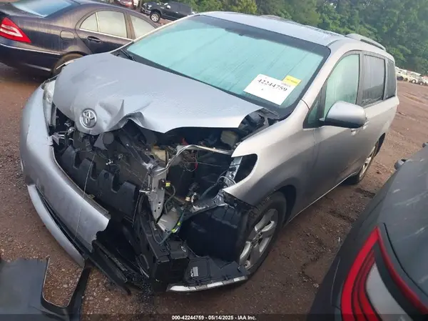5TDKZ3DC1HS771595 2017 TOYOTA SIENNA - Image 2