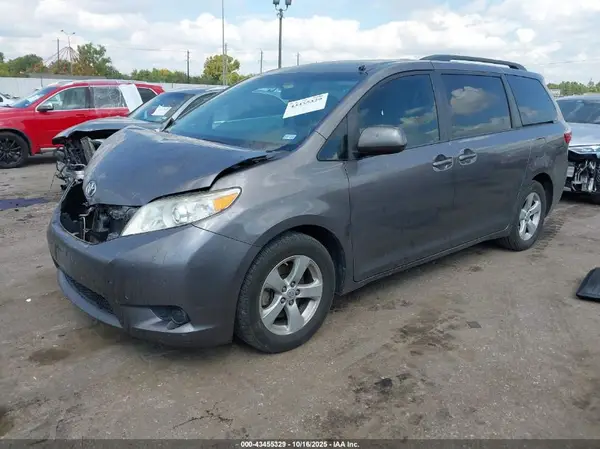 5TDKZ3DC1HS772844 2017 TOYOTA SIENNA - Image 2