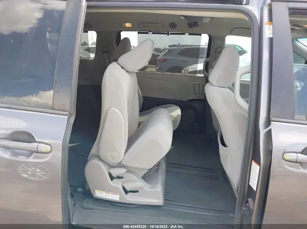 5TDKZ3DC1HS772844 2017 TOYOTA SIENNA - Image 8
