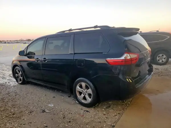 5TDKZ3DC1HS773878 2017 TOYOTA SIENNA - Image 2