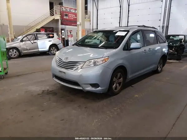 5TDKZ3DC1HS774884 2017 TOYOTA SIENNA - Image 2