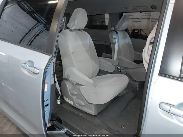 5TDKZ3DC1HS774884 2017 TOYOTA SIENNA - Image 8