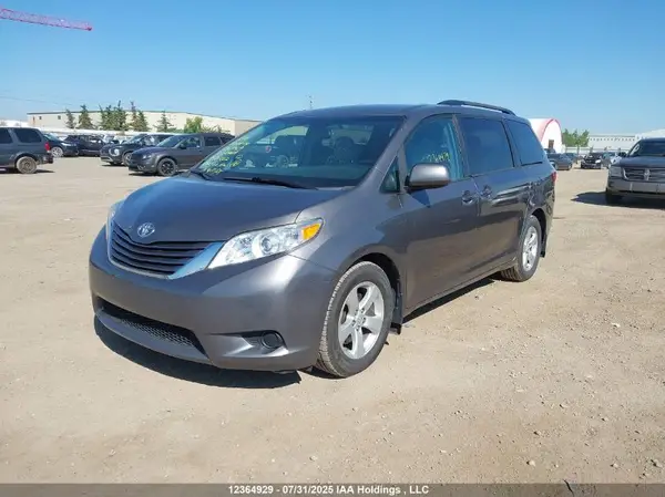 5TDKZ3DC1HS777252 2017 TOYOTA SIENNA - Image 2