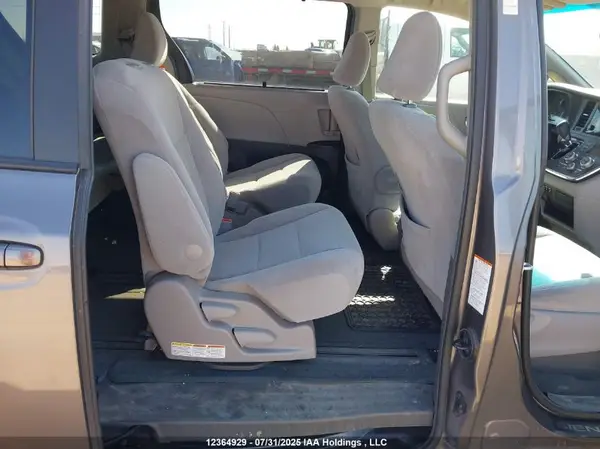 5TDKZ3DC1HS777252 2017 TOYOTA SIENNA - Image 8