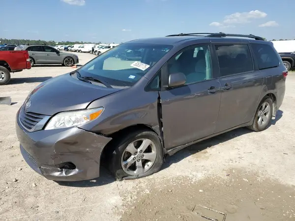 5TDKZ3DC1HS777624 2017 TOYOTA SIENNA - Image 1