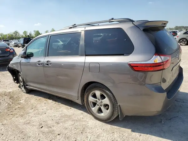 5TDKZ3DC1HS777624 2017 TOYOTA SIENNA - Image 2