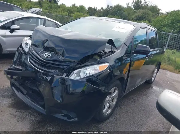 5TDKZ3DC1HS781219 2017 TOYOTA SIENNA - Image 2