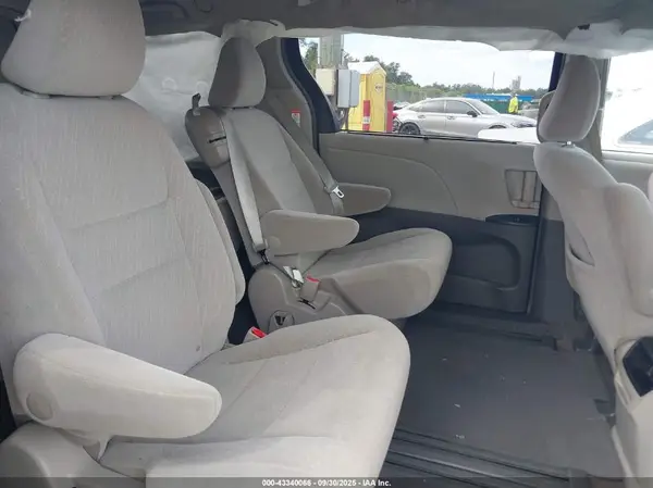 5TDKZ3DC1HS781219 2017 TOYOTA SIENNA - Image 8