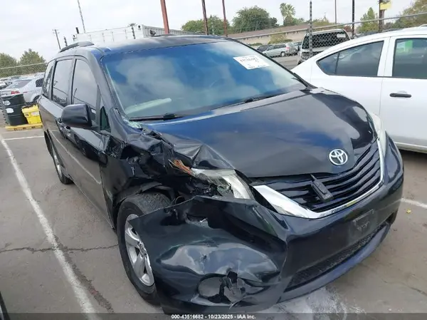 5TDKZ3DC1HS785058 2017 TOYOTA SIENNA - Image 1