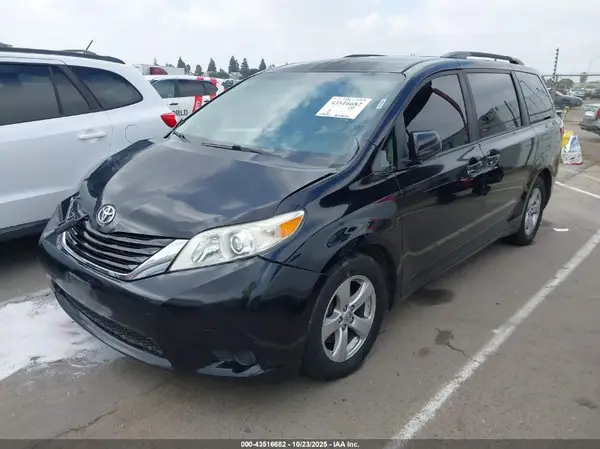 5TDKZ3DC1HS785058 2017 TOYOTA SIENNA - Image 2