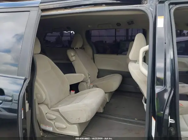 5TDKZ3DC1HS785058 2017 TOYOTA SIENNA - Image 8