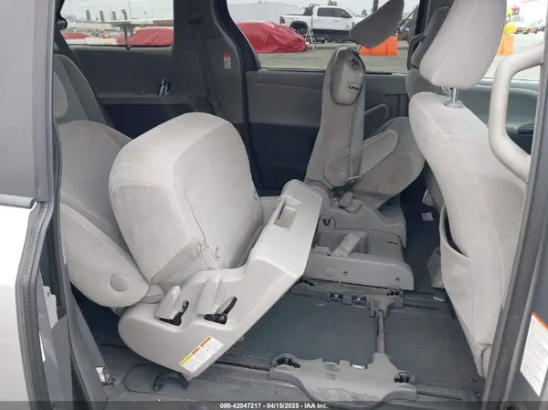 5TDKZ3DC1HS785190 2017 TOYOTA SIENNA - Image 8